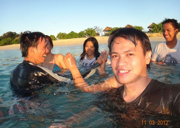 calaguas swimming selfie