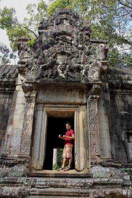 Ian Limpangog at the west gopura of Thommanon