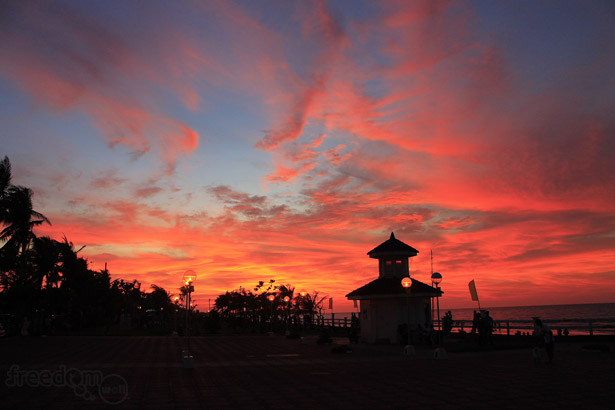 A beautiful sunset at the People's Park in Baybay