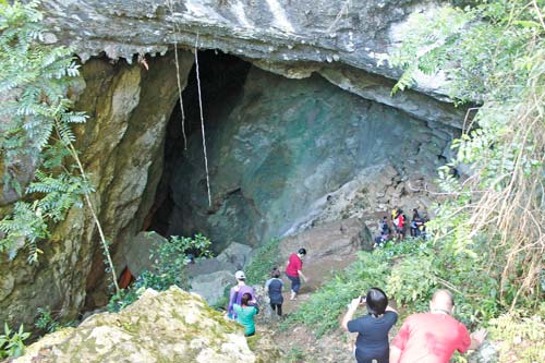 The mouth of Lumiang Cave