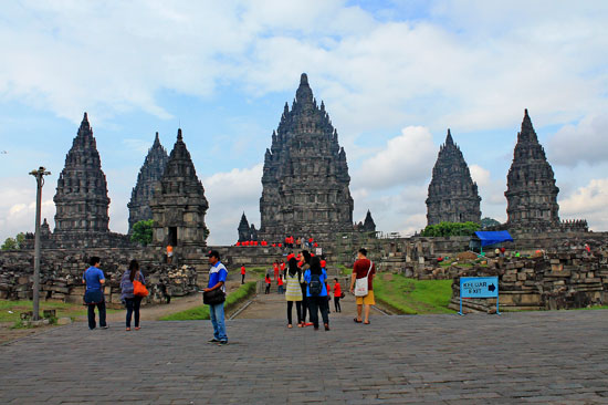Tourist swarmed the Prambanan early in the morning