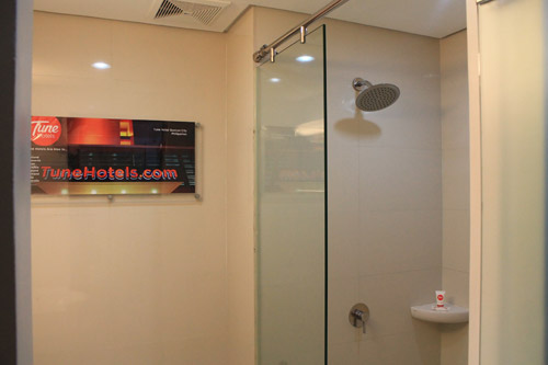 Red Planet Hotel Angeles city shower