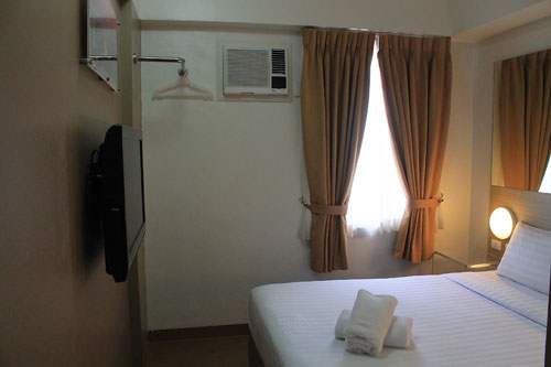 Red Planet Hotel Angeles city bed