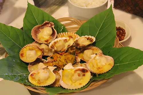 Baked scallops, available for only ₱150 per serving