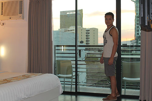 Ian Limpangog at Pillows Hotel