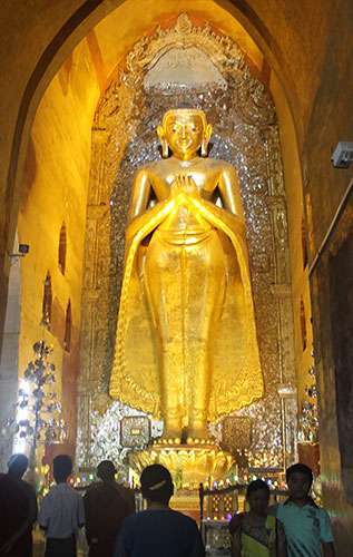 A giant golden Buddha in Ananda Temple