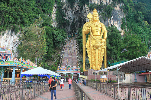 Entrance to Batu Caves with the Murugan statue