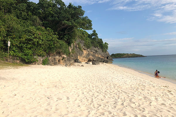 Fine, white sand of Kailina Beach