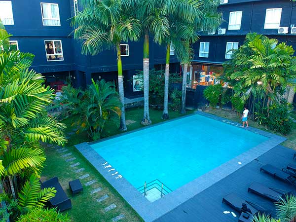 The pool at The Henry Hotel Cebu has variable depth, which ranges from 3 feet to 6 feet. Don't let your kids swim alone.
