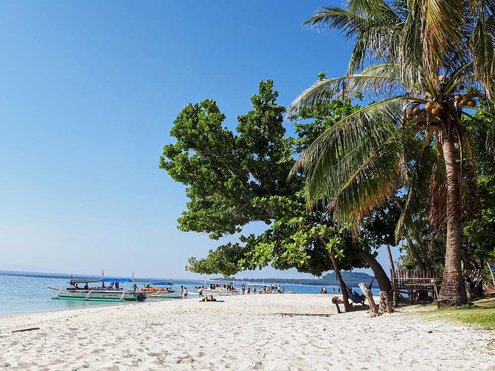 A gorgeous beach along the edge of Mahaba Island in Cuatro Islas