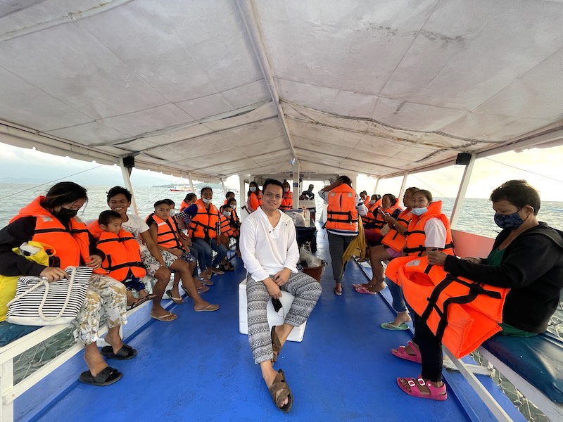 Ready to kick-off the Majuyod Sandbar and Dolphin watching tour with fam