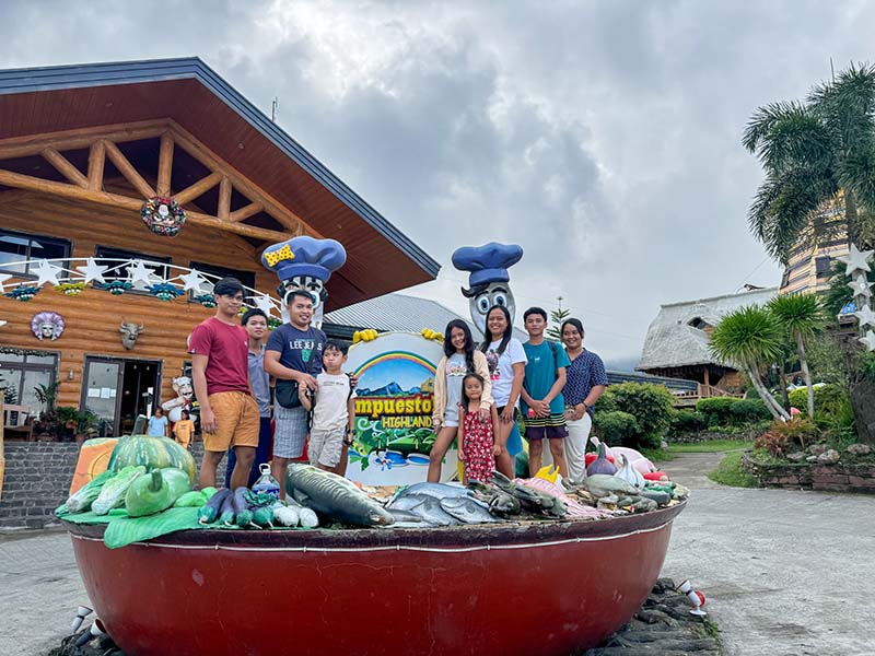 Rotunda marker near the reception of Campuestohan Highland Resort