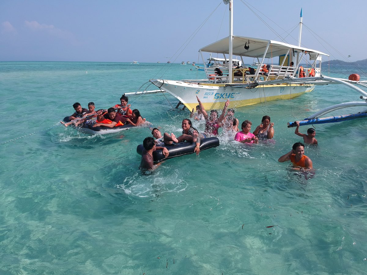 Family enjoys the clear and pristine water around Manjuyod Sandbar