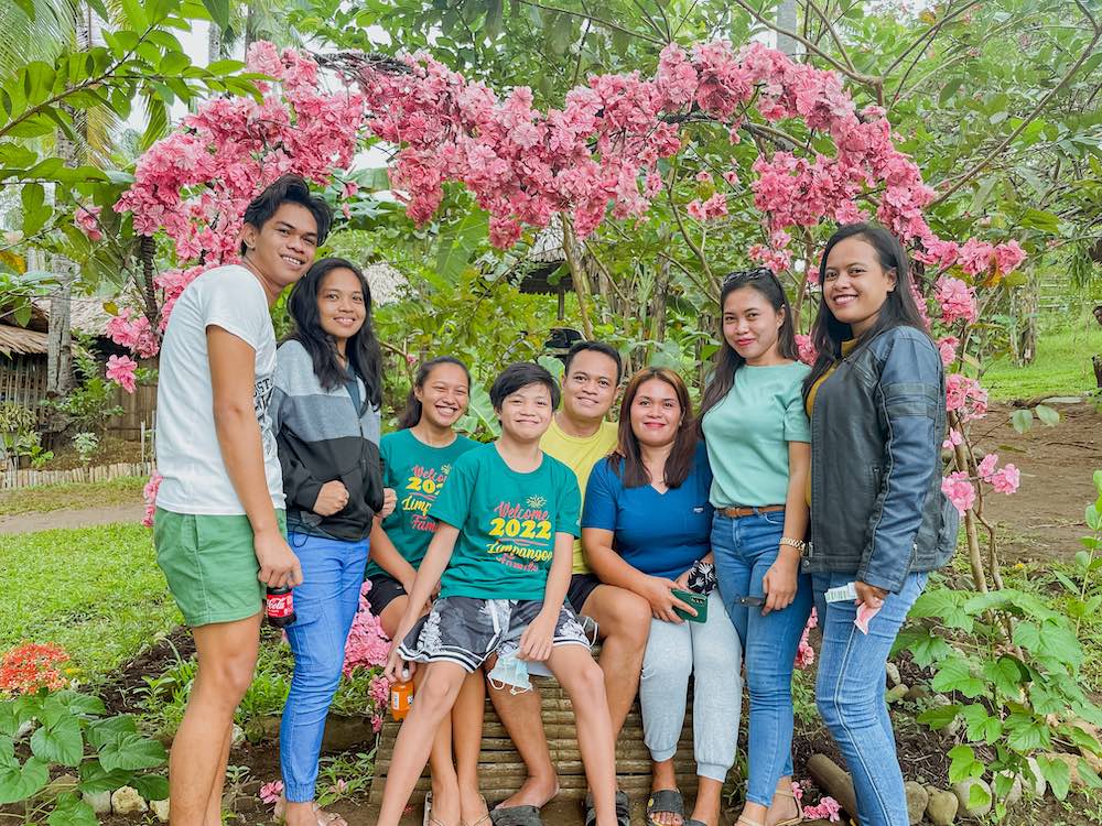 Photo ops at one of Santabucks' love nest with siblings