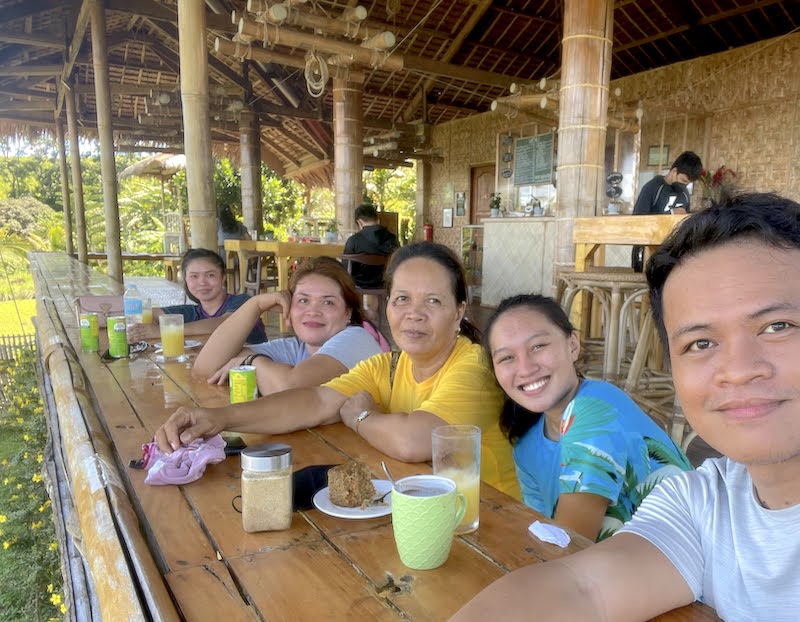Coffee break at Alimyon Kapehan with mom and sisters
