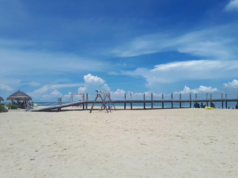 Powdery white sand strip of Lakawon Island